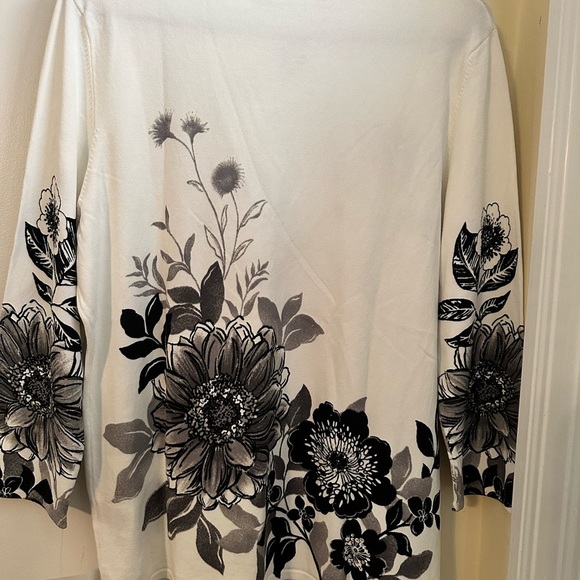 Alfred Dunner Cream 3/4 Sleeve Graphic Blouse - Picture 6 of 8